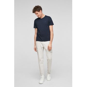 Tricou cu decolteu la baza gatului