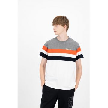 Tricou cu decolteu la baza gatului si detaliu logo pe piept