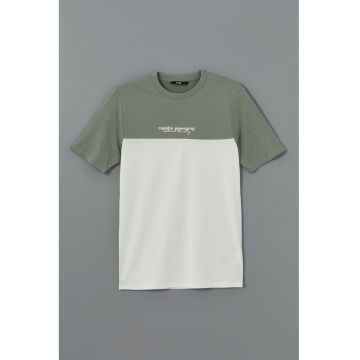 Tricou cu imprimeu text si model colorblock