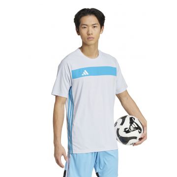 Tricou cu decolteu la baza gatului si logo pentru fotbal
