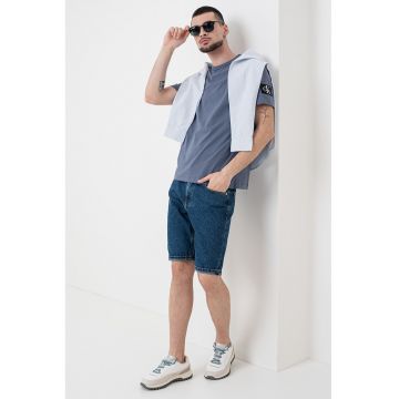 Tricou din bumbac cu decolteu la baza gatului