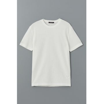 Tricou cambrat cu decolteu la baza gatului