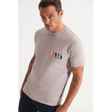 Tricou cu broderie text