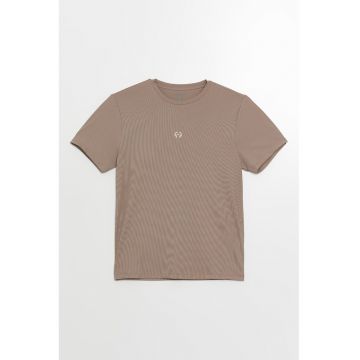 Tricou cu decolteu la baza gatului