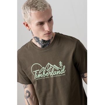 Tricou cu logo si decolteu la baza gatului