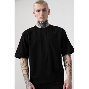Tricou cu perforatii pe spate
