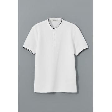 Tricou din amestec de bumbac cu fenta cu nasturi