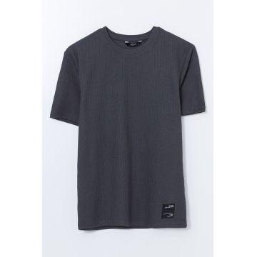 Tricou striat cu decolteu la baza gatului