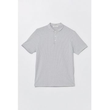 Tricou texturat cu fenta cu nasturi