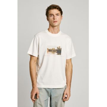 Tricou cu decolteu la baza gatului si imprimeu foto