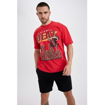Tricou cu imprimeu si decolteu la baza gatului