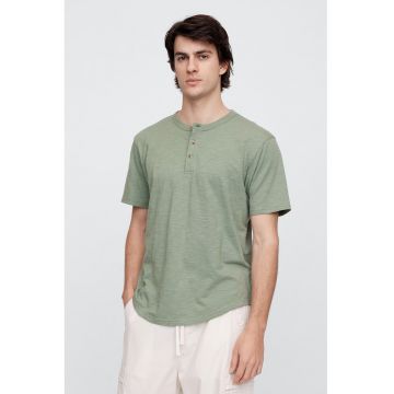 Tricou regular fit cu decolteu la baza gatului