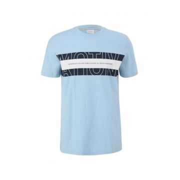 Tricou barbati big size cu decolteu la baza gatului si imprimeu cu logo aludus