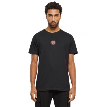 Tricou cu decolteu la baza gatului si aplicatie