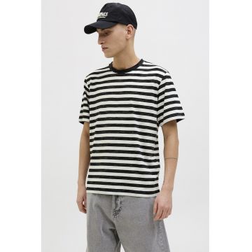 Tricou cu decolteu la baza gatului si model in dungi