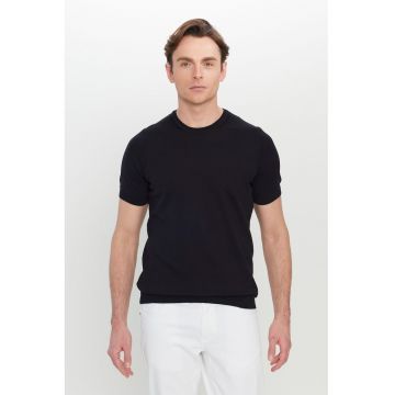 Tricou cu decolteu la baza gatului si model uni