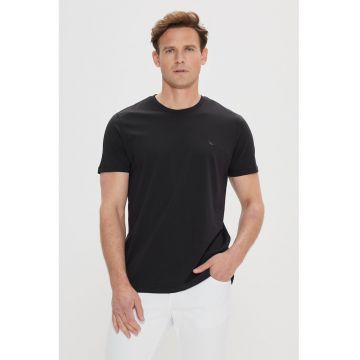 Tricou cu decolteu la baza gatului si model uni