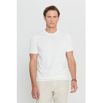 Tricou cu decolteu la baza gatului si model uni