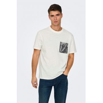 Tricou cu decolteu la baza gatului