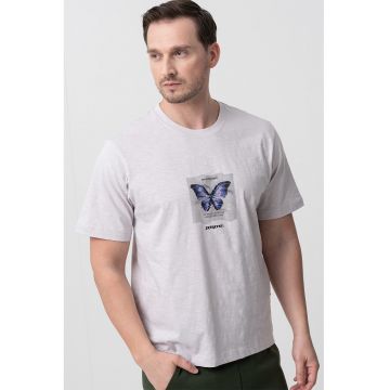 Tricou cu imprimeu grafic si decolteu la baza gatului