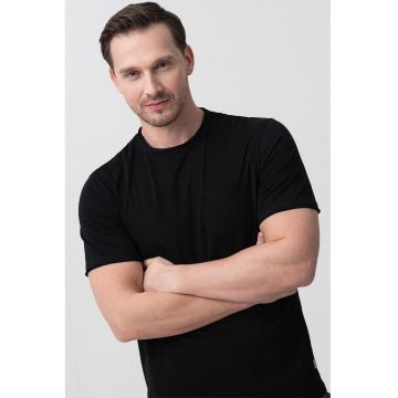 Tricou regular fit uni cu buzunar aplicat