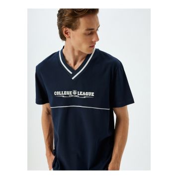 Tricou cu decolteu in V si detalii contrastante