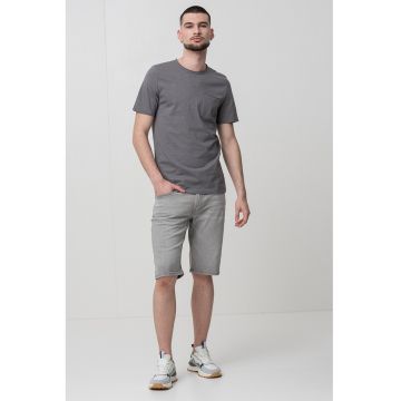 Tricou cu decolteu la baza gatului si buzunar pe piept