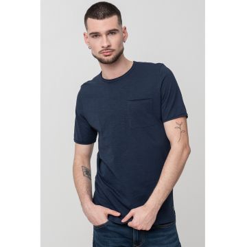 Tricou cu decolteu la baza gatului si buzunar pe piept