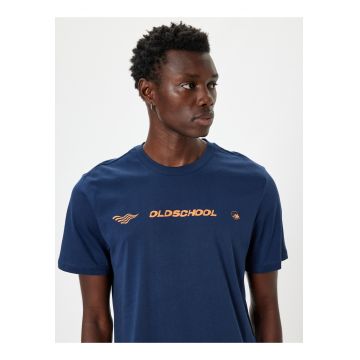 Tricou cu decolteu la baza gatului si imprimeu text