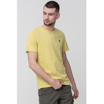Tricou cu decolteu la baza gatului si logo brodat