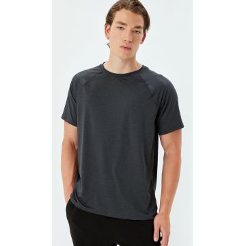 Tricou cu decolteu la baza gatului si maneci raglan