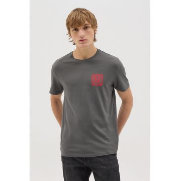 Tricou cu decolteu la baza gatului si model grafic pe spate