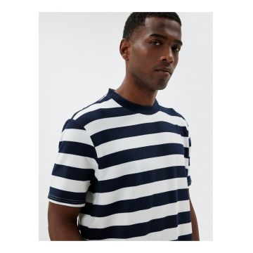 Tricou cu decolteu la baza gatului si model in dungi