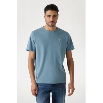 Tricou cu decolteu la baza gatului