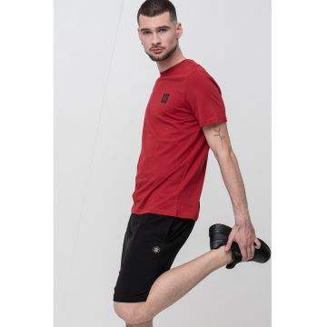 Tricou de bumbac cu decolteu la baza gatului - Negru/Rosu inchis