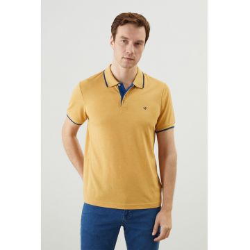Tricou polo cu fenta cu nasturi