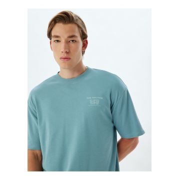 Tricou supradimensionat cu decolteu la baza gatului