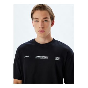 Tricou supradimensionat cu detaliu cu imprimeu text