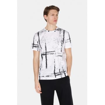 Tricou cu decolteu la baza gatului si model