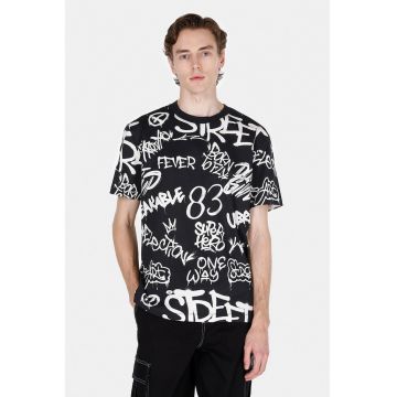 Tricou cu imprimeu text si decolteu la baza gatului