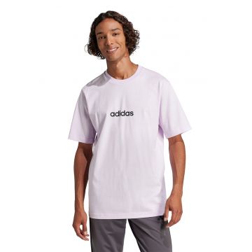 Tricou cu logo si decolteu la baza gatului
