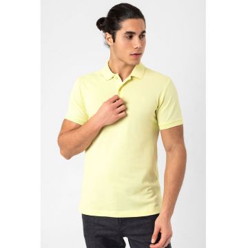 Tricou polo regular fit cu detaliu cu logo discret - Galben pal