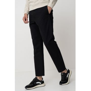 Pantaloni cu o curea