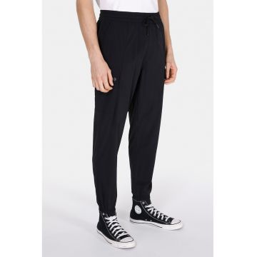 Pantaloni de trening cu buzunare si snur