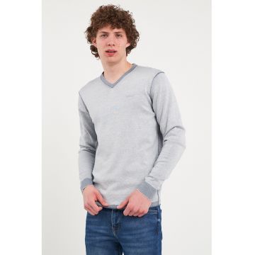 Pulover cu decolteu in V si logo pe piept - Gri melange
