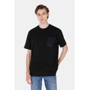 Tricou cu buzunar pe piept si decolteu la baza gatului