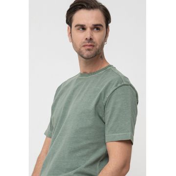 Tricou cu decolteu la baza gatului