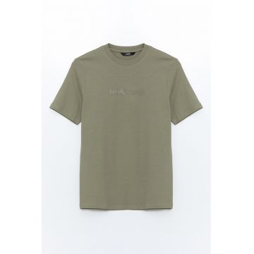 Tricou cu decolteu la baza gatului