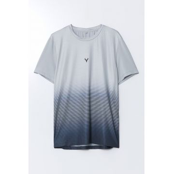 Tricou cu decolteu la baza gatului