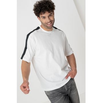 Tricou cu decolteu la baza gatului si benzi logo